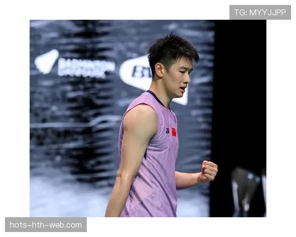 李诗沣训练完直接瘫在场边啃蛋白棒，这自律程度真不是一般人扛得住的